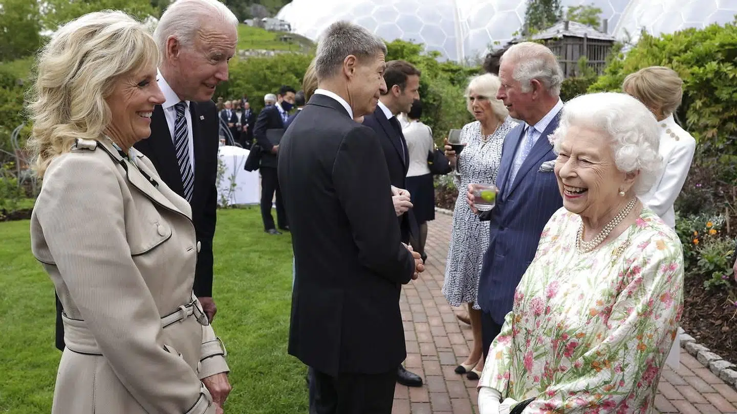 Den royale britiske charmeoffensiv så ud til at virke. Her hygger dronning Elizabeth sig gevaldigt med Joe og Jill Biden.