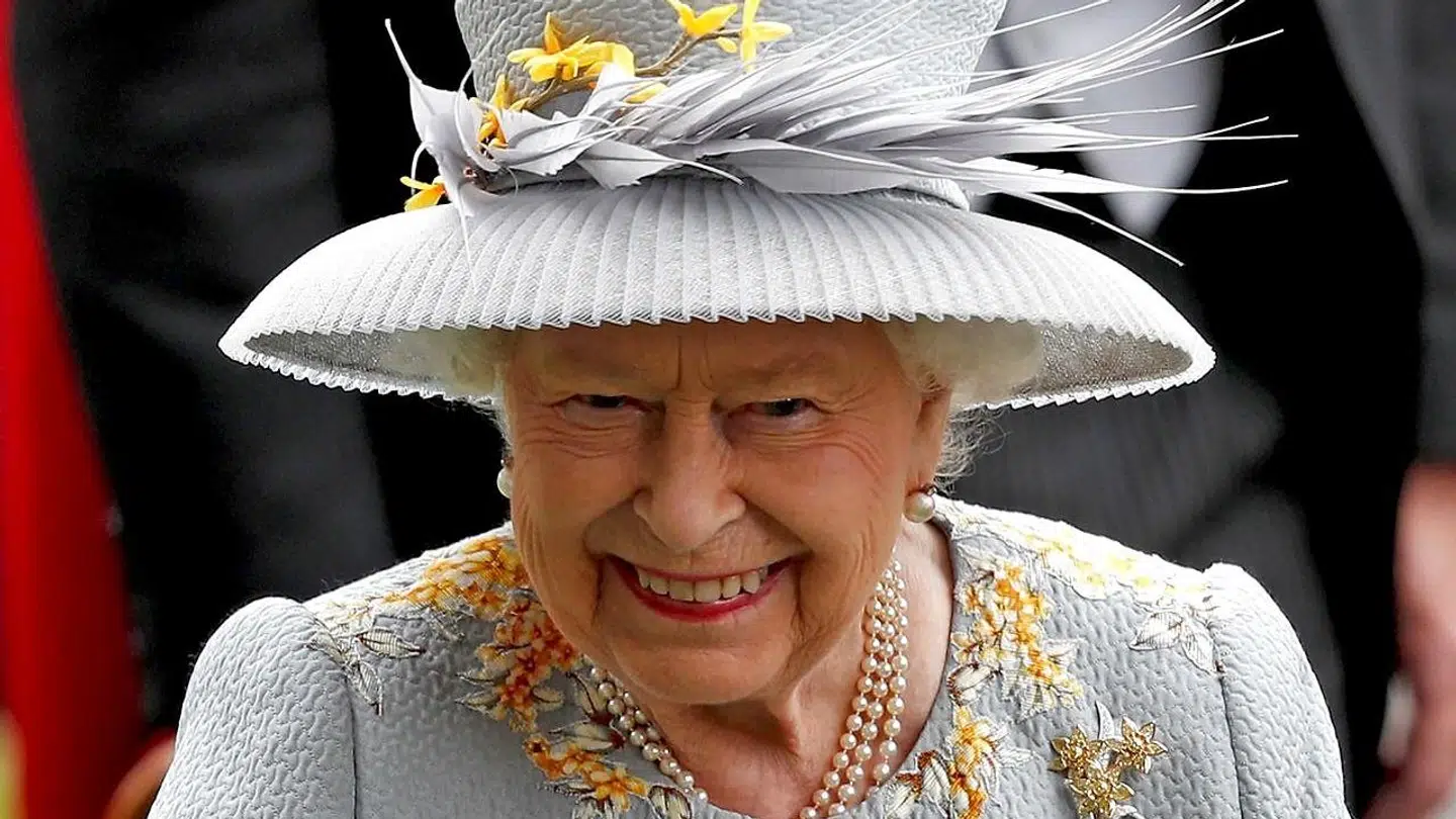 Dronning Elizabeth er bandlyst i de studerendes fælleshal på Magdalen College på University of Oxford.