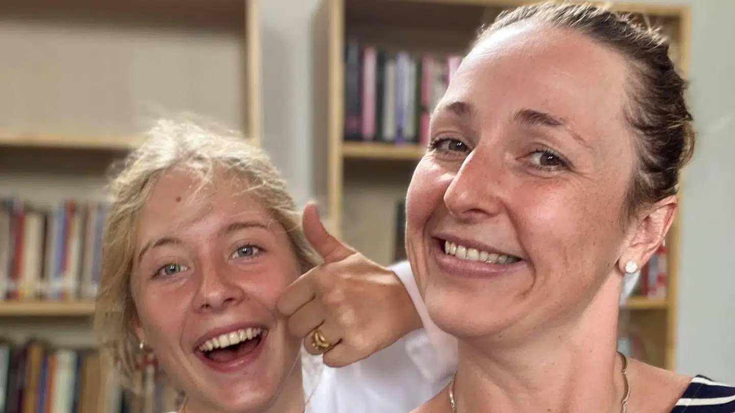 Klasselærer Karin og en af hendes elever.