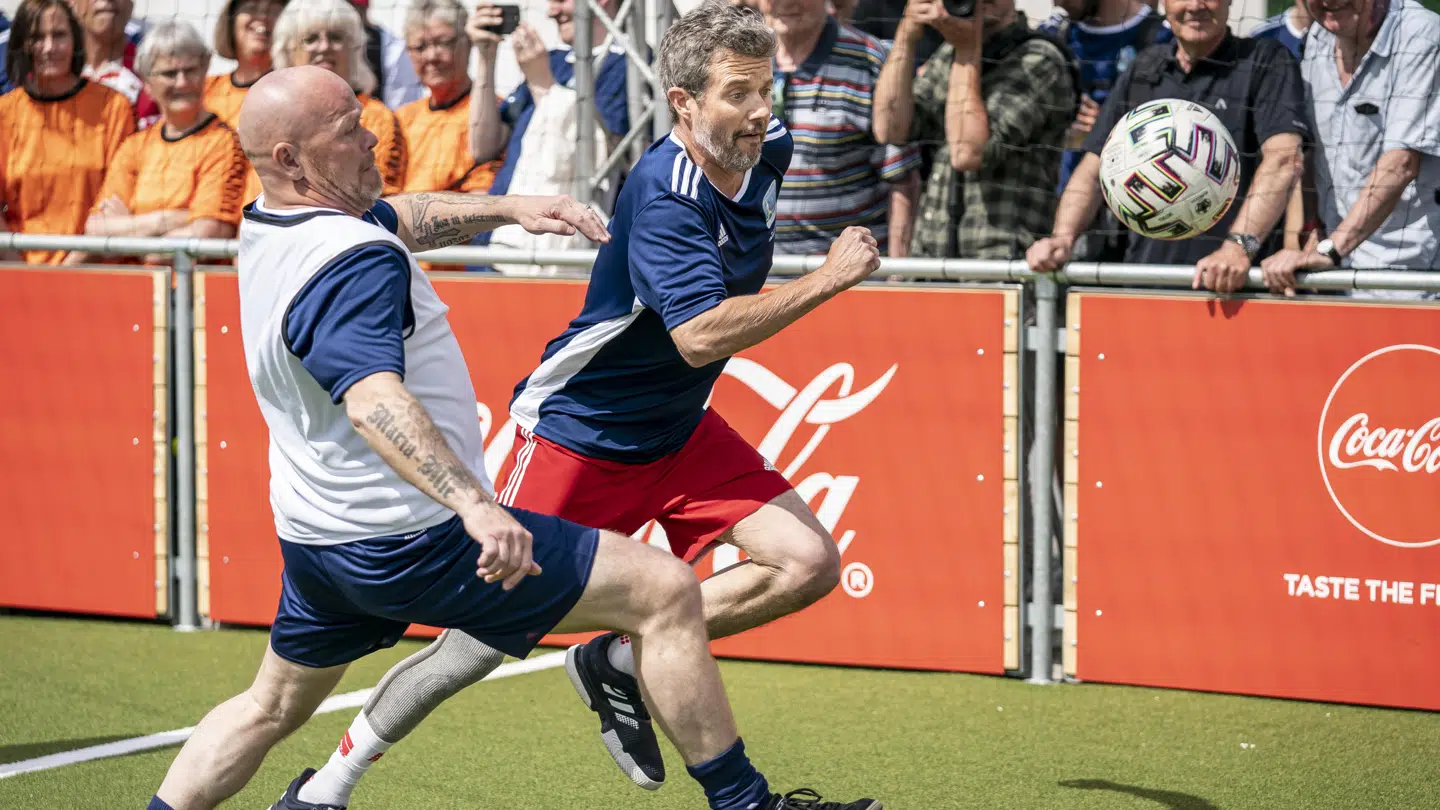 Kronprins Frederik og Stig Tøfting på grønsværen.