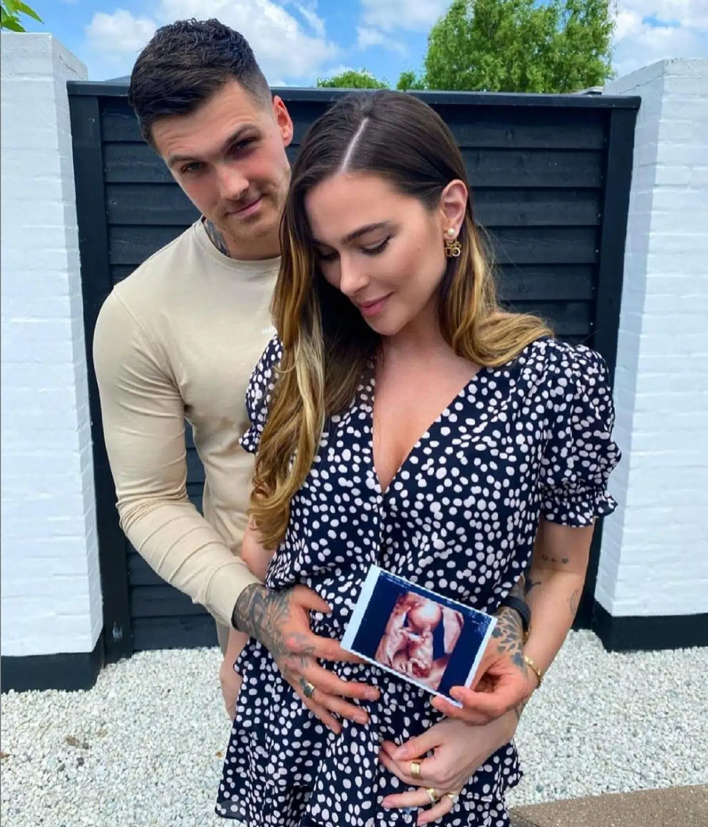 En voksende mave og et scanningsbillede af en lille dreng, viser parret Patrick Brylov og Michala Brylov frem på Instagram.