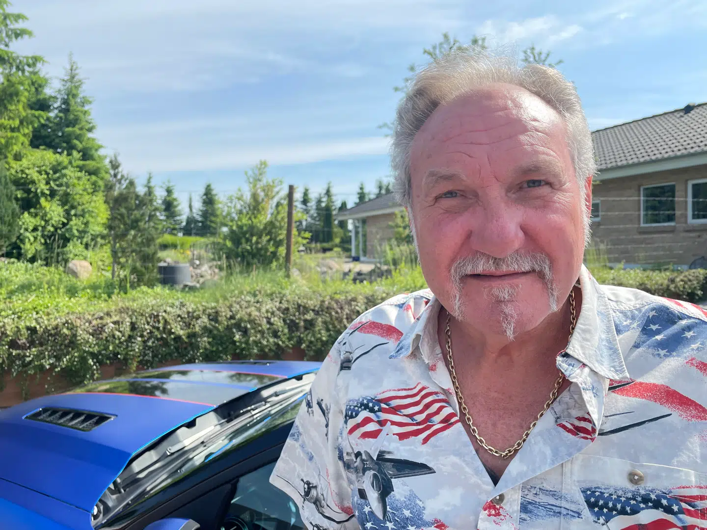 61-årige Per Kildegaard er glad for at kunne give nyslåede konfirmander en stor oplevelse i sin amerikanske muskelbil.