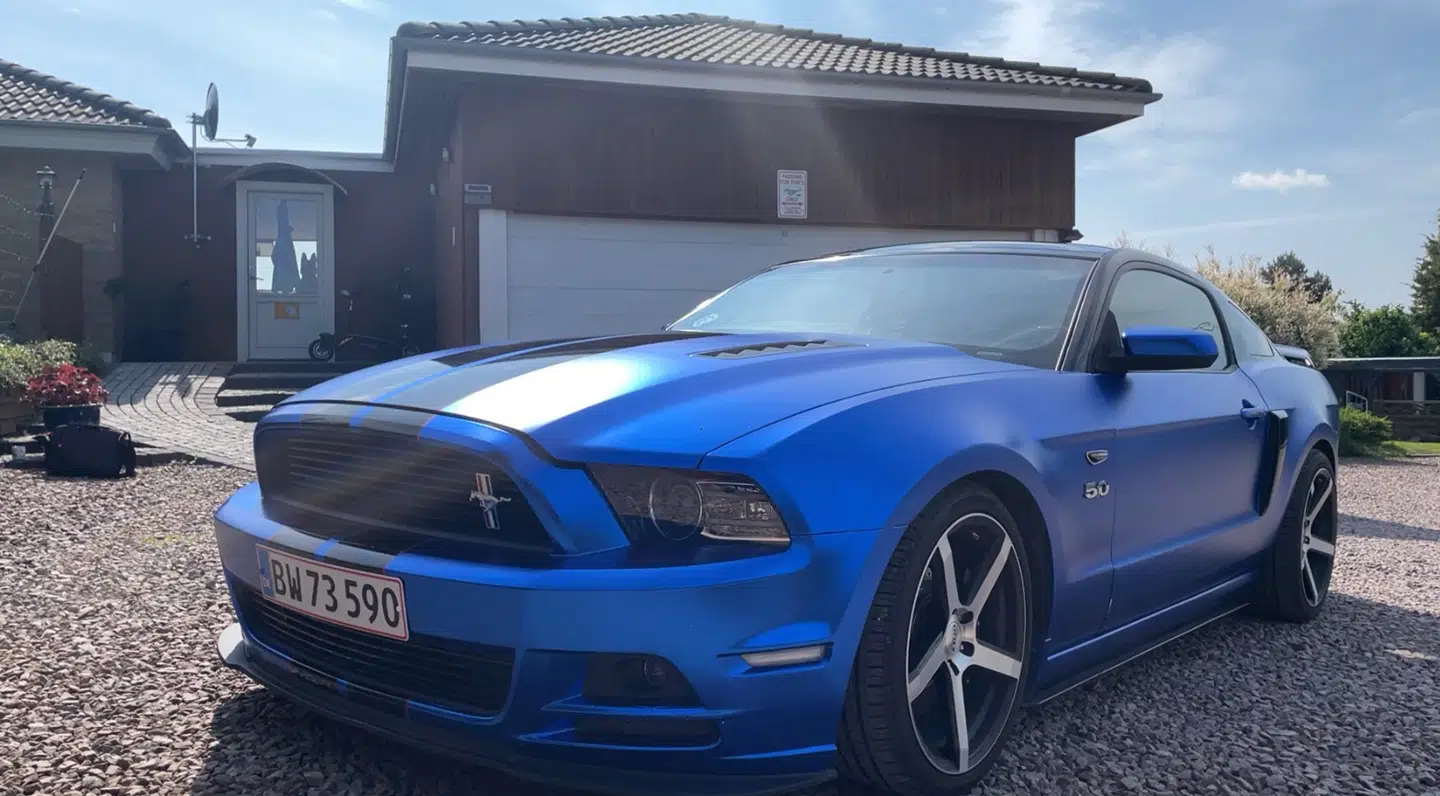 Under Mustangens motorhjelm gemmer der sig 424 hestekræfter