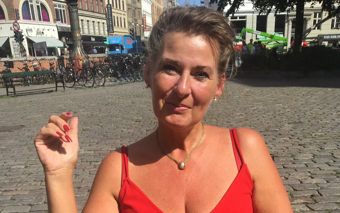 Læerke Jørgensen glæder sig over, at hendes plejedatter Rikke formentlig får en mindeværdig oplevelse i Per Kildegaards opsigtsvækkene bil, når den 13-årige skal konfirmeres til august.