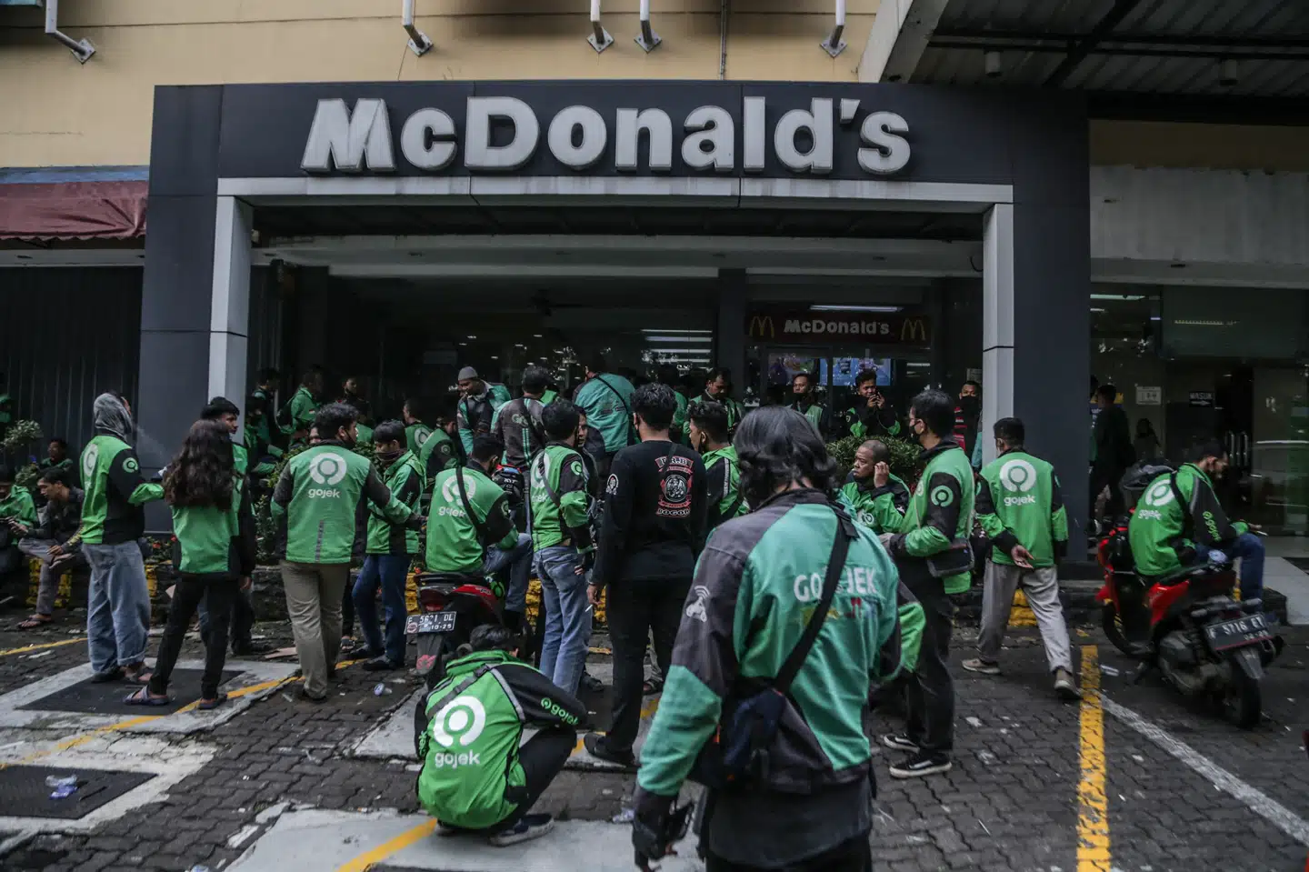 Madbude forsøger at mase sig ind på en McDonald's i udkanten af Jakarta for at købe en ny menu til sultne fans af det sydkoreanske k-pop-band BTS. Aditya Aji/Ritzau Scanpix
