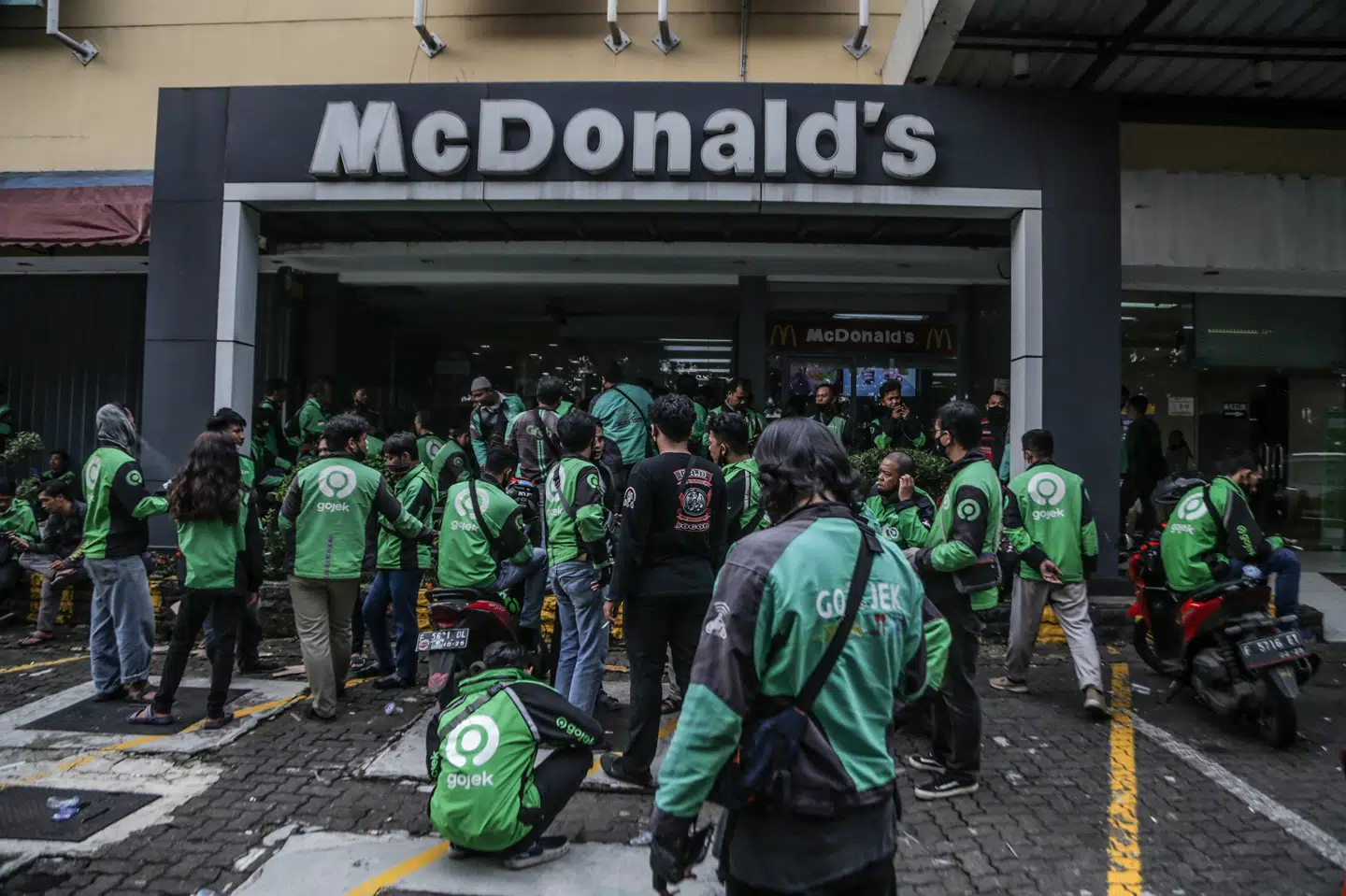 Madbude forsøger at mase sig ind på en McDonald's i udkanten af Jakarta for at købe en ny menu til sultne fans af det sydkoreanske k-pop-band BTS. Aditya Aji/Ritzau Scanpix