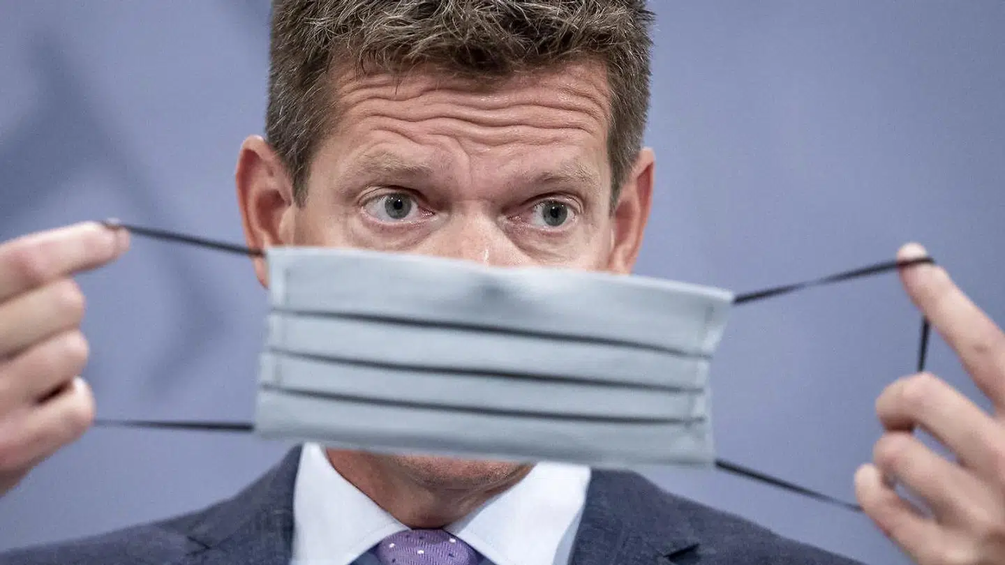 Søren Brostrøm demonsterede i august, hvordan man skulle iføre sig et mundbind.