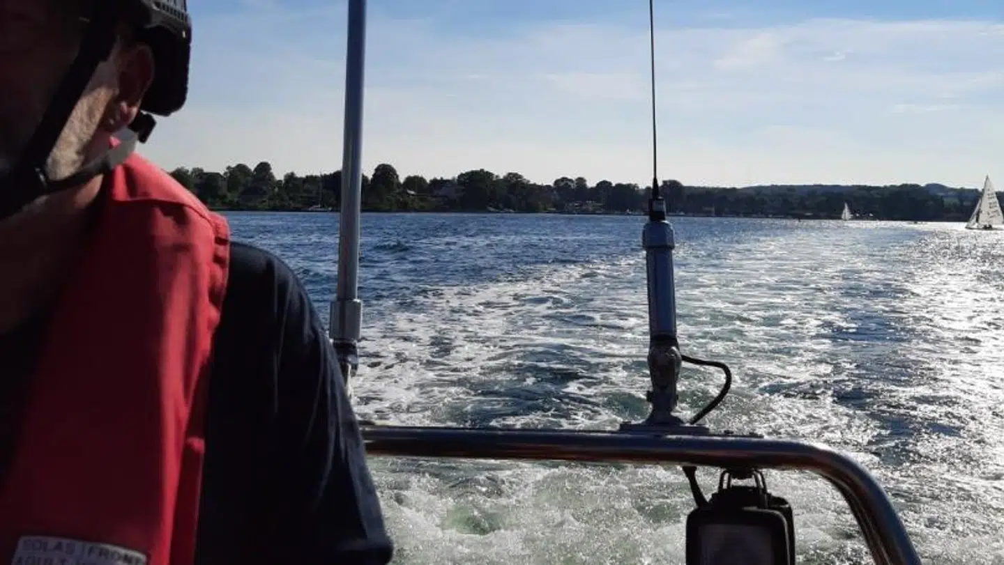 Fyns Politi er torsdag aften til stede i Svendborg Sund.