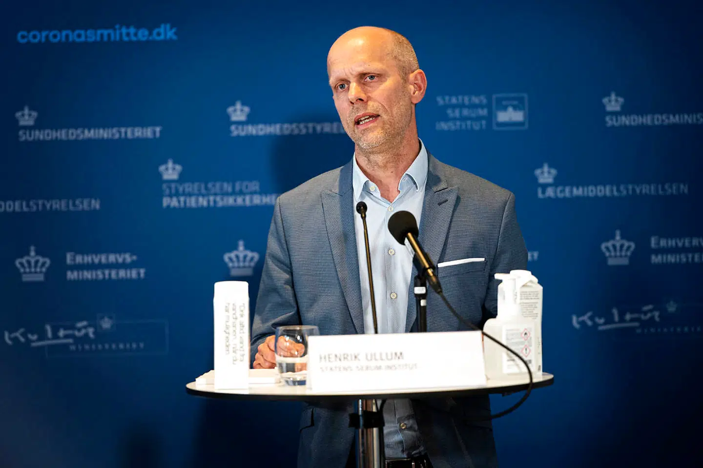 Direktør i Statens Serum Institut Henrik Ullum. Sundhedsminister Magnus Heunicke, direktør i Statens Serum Institut, Henrik Ullum samt direktør i Sundhedsstyrelsen, Søren Brostrøm giver status på Covid-19 situationen på et pressemøde i København torsdag den 10. juni 2021.. (Foto: Ida Guldbæk Arentsen/Ritzau Scanpix)
