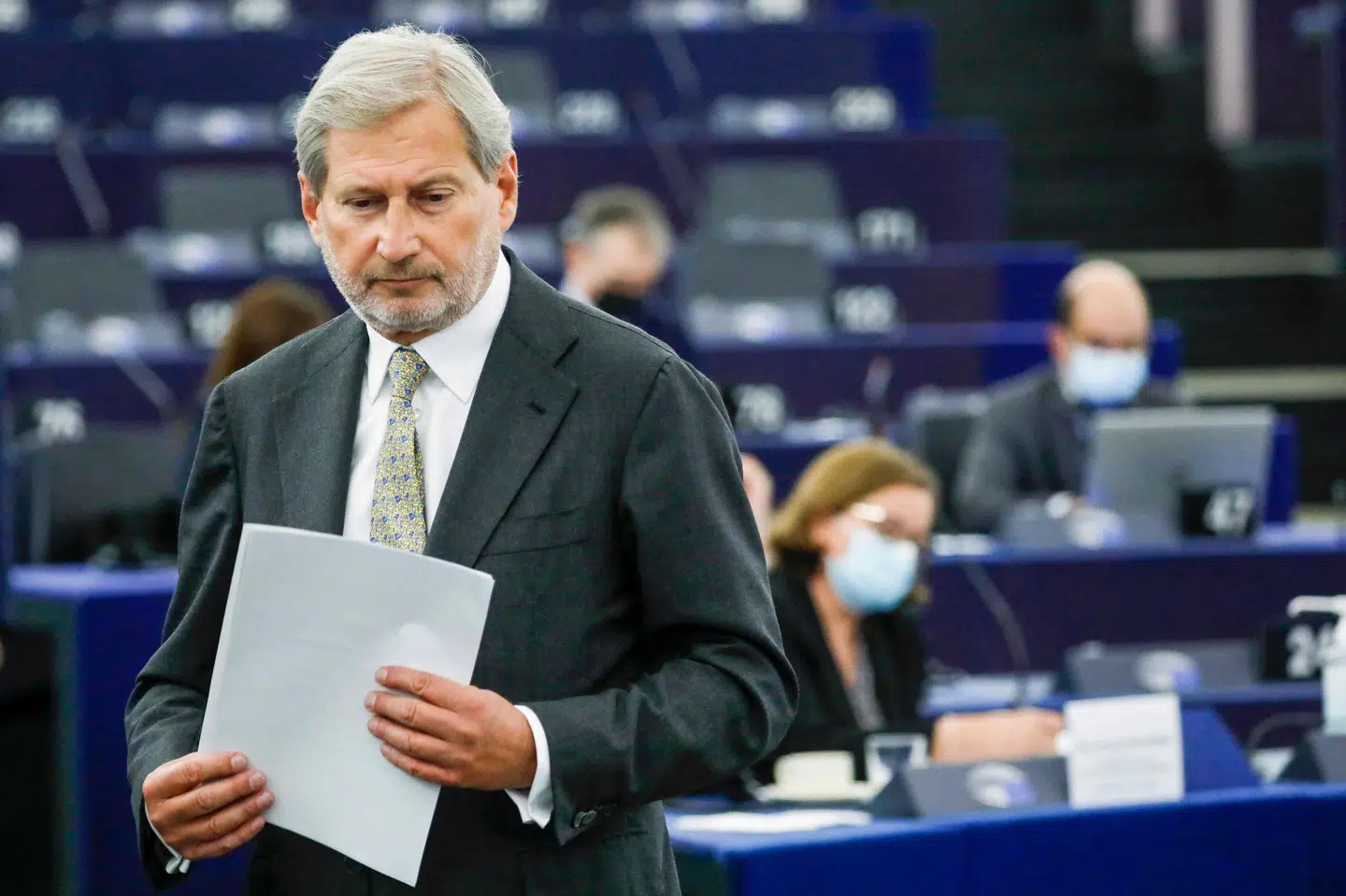 EUs budgetkommissær, Johannes Hahn, forklarede onsdag i EU-Parlamentet, hvordan EU-Kommissionen ser på retsstatsmekanismen. Men EU-Parlamentets tålmodighed er brugt op. De truer med en retssag.