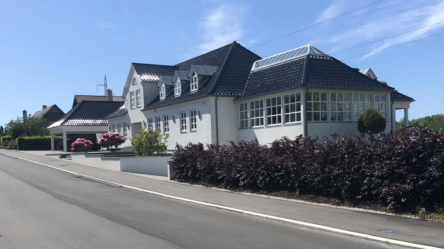 Michael Poulsen, hans forlovede Jeanet Carlsen og parrets to børn, fireårige Ea og otte uger gamle Aaron, bor i Næstved i denne mere end 600 kvadratmeter store villa på toppen af Udsigtsbakken i Appenæs-kvarteret.Hjemmet er blevet fuldt renoveret siden, men har før tilhørt de såkaldte 'bøssegangstere', svindlerne Henrik og Bo Madsen. Parret var igang med at indrette villaen til et bordel, da Bo Madsen blev idømt livstid for at have slået Henrik Madsen ihjel. Hans lig er dog aldrig blevet fundet.