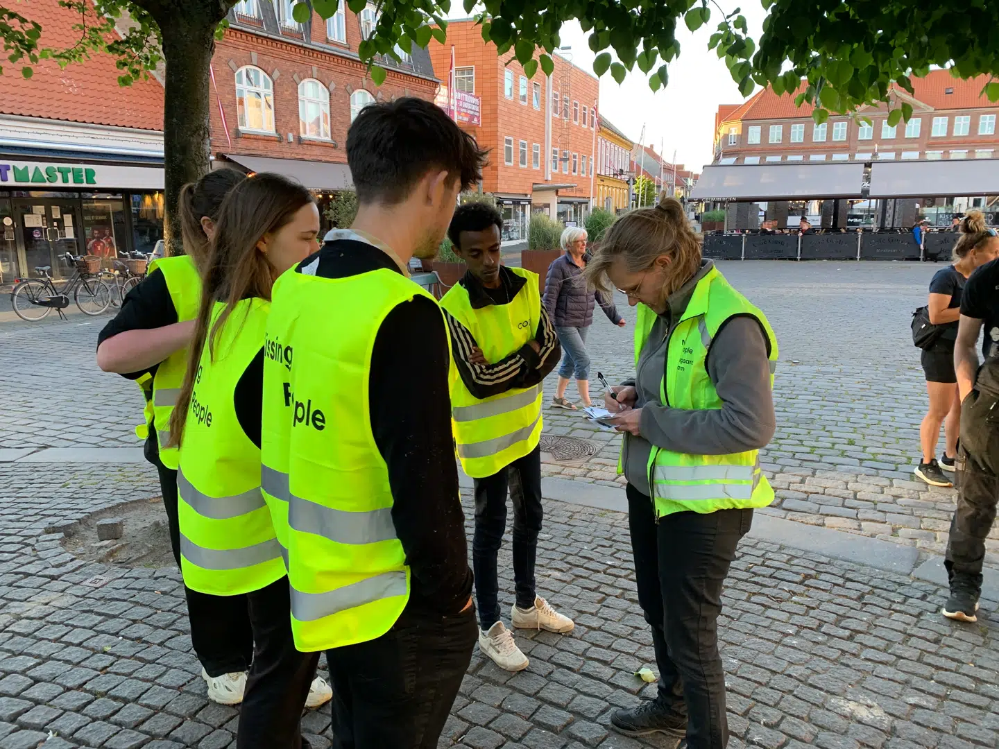Flere hundrede civile hjalp tirsdag politiet og Missing People med eftersøgningen af den unge mand.