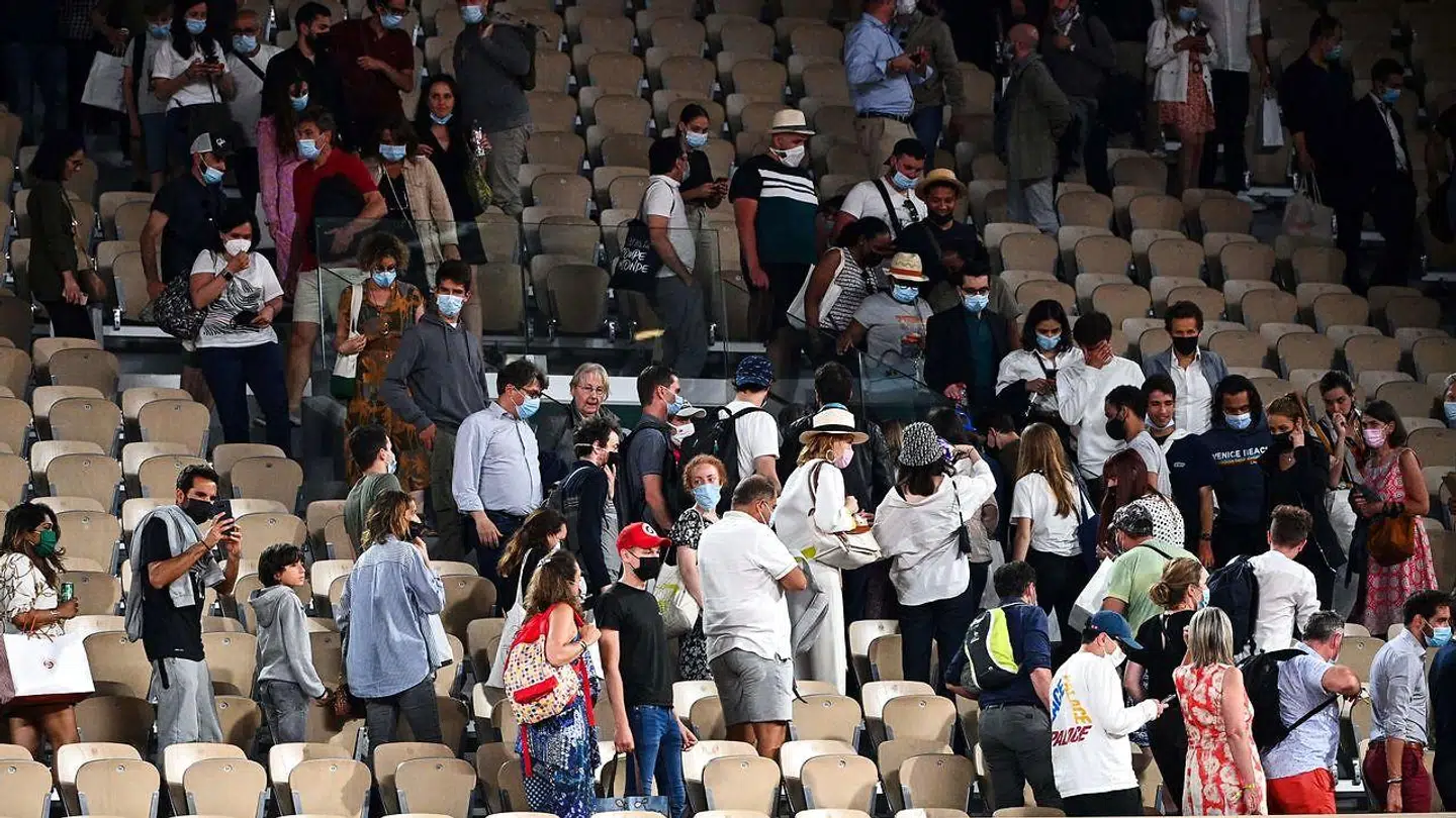 Fans bedes om at forlade arenaen.