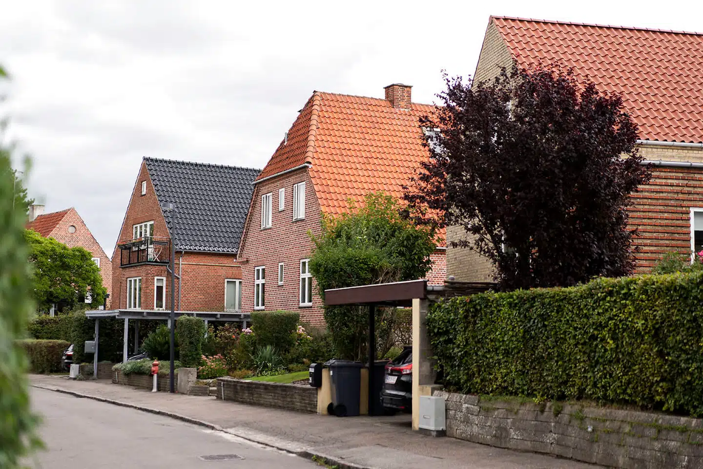 Boligmarkedet er glohedt, og det har blandt andet den effekt, at mange boliger bliver solgt over udbudsprisen.