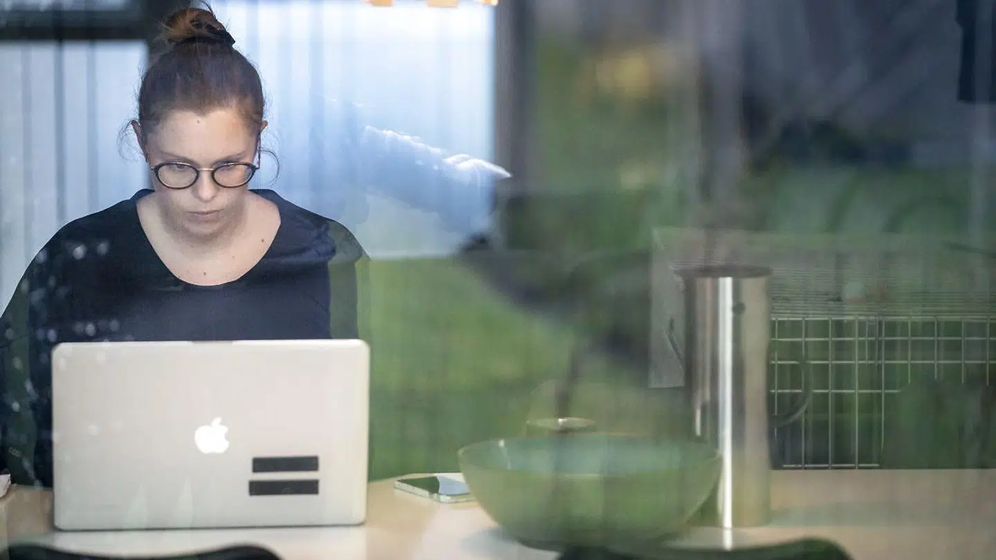 Kvinders stemme opfattes mindre langt karismatisk over en onlineforbindelse end mænds, fordi mange nuancer og detaljer i det talte sprog fra kvinder rent teknisk går tabt.