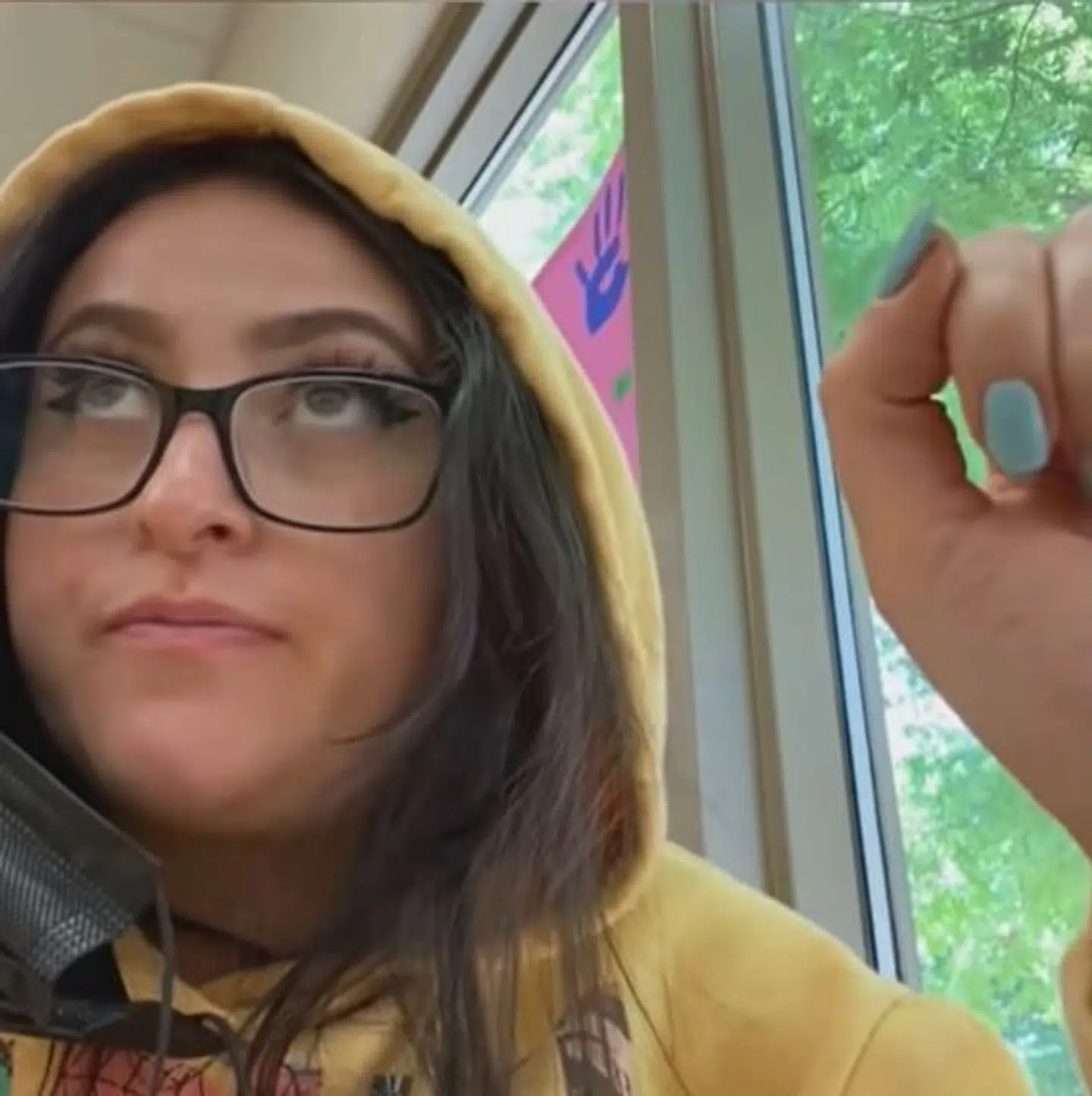 Casey Garcia i frokostpausen, hvor hun endda ikke har sit mundbind på.