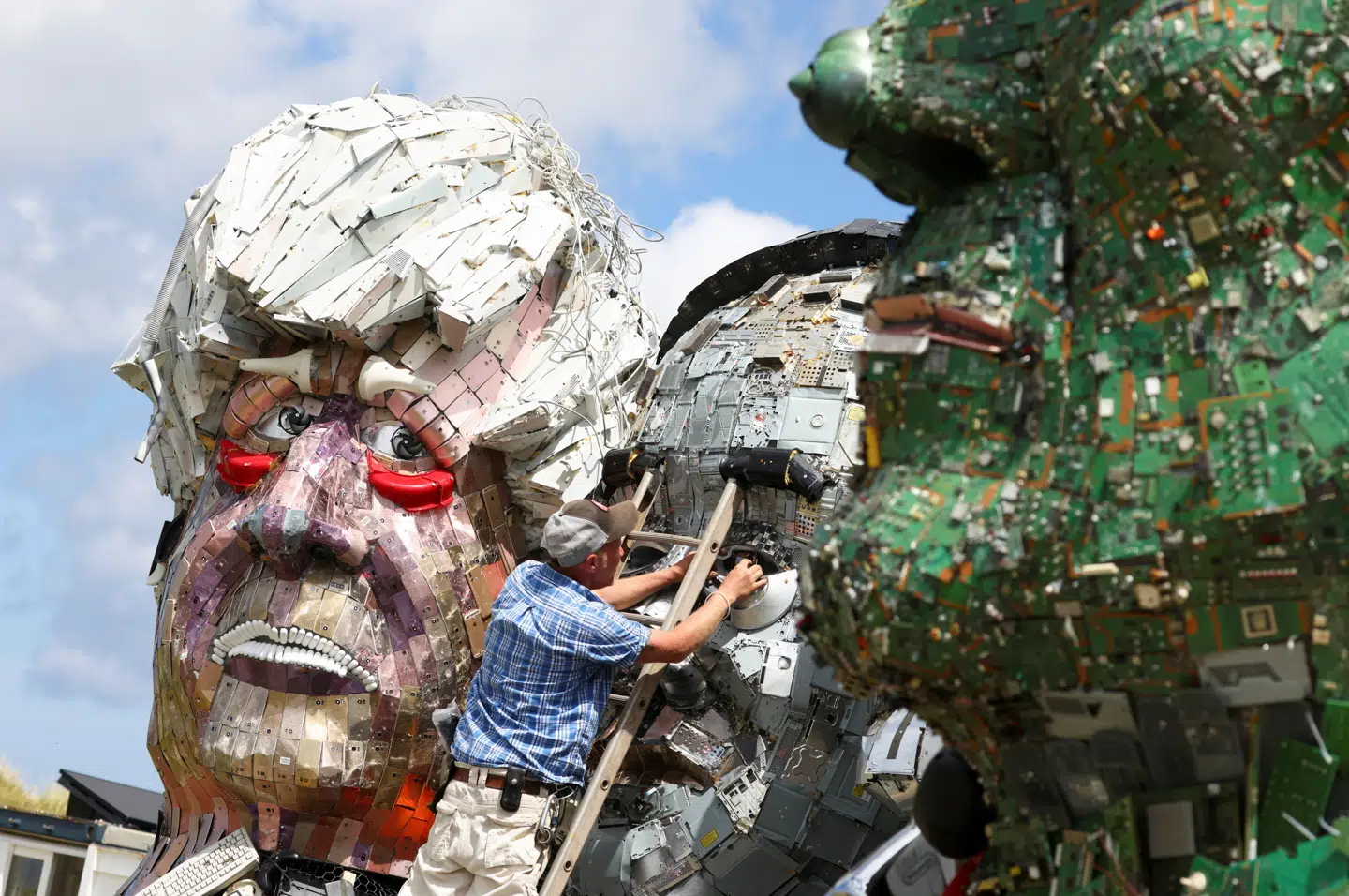 En mand laver nogle justeringer på 'Mount Recyclemore'.