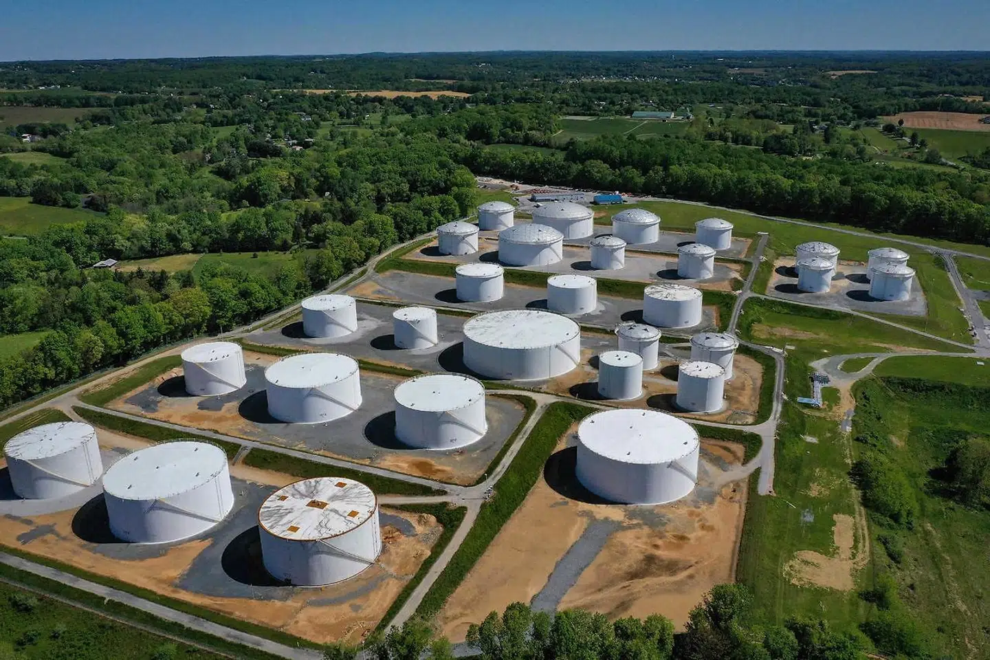Her ses de normalt fyldte tanke ved Colonial Pipeline's Dorsey Junction Station i Woodbine, Maryland, USA.