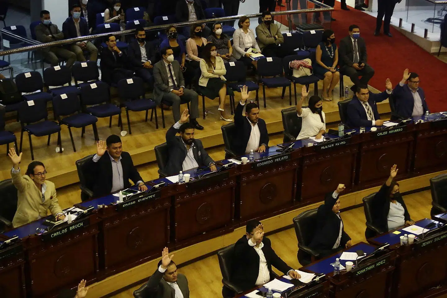 Der stemmes om forslaget om at gøre bitcoin til legal valuta i El Salvador. Det vedtages med 62 af de 84 afgivne stemmer.