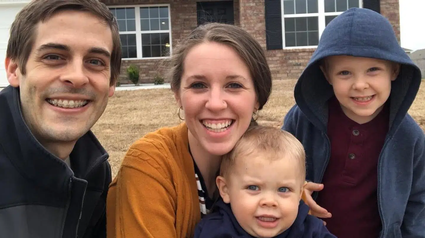 Derick Dillard, Jill Dillard og parrets to børn, Samuel og Israel, foran familiens hjem i USA.