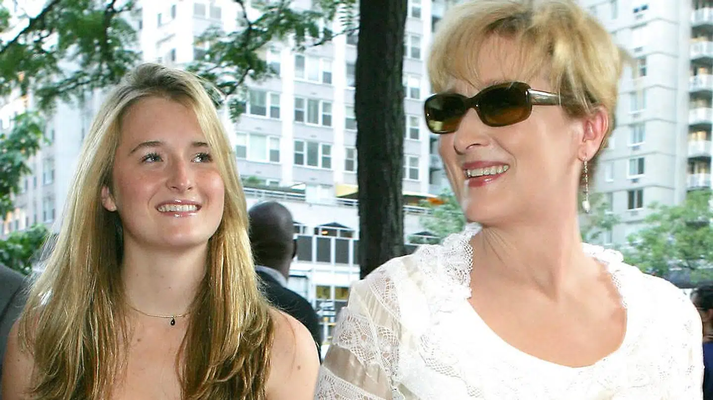 Arkivfoto af Grace Gummer med sin berømte mor, Meryl Streep. Billedet er taget i 2004.