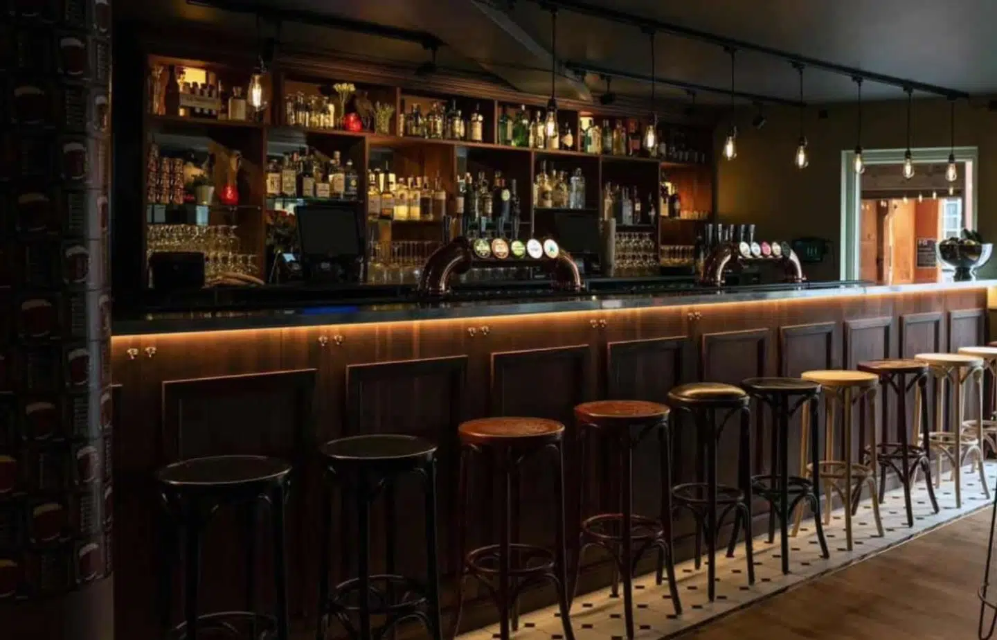 Det er denne bar i Aarhus, der netop er blevet solgt for én krone.