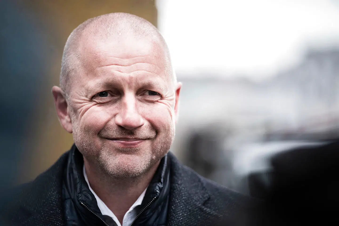 Martin Geertsen (V) ankommer til møde i Sundhedsministeriet. Sundhedsminister Magnus Heunicke (S) mødes med partiledere i Sundhedsministeriet for at drøfte vacciner og vaccinationskalenderen. Vaccinationskalenderen er ikke blevet opdateret siden midten af april, og myndighederne ventes også måske i denne uge at komme med en melding om vaccinen fra Johnson & Johnson.. (Foto: Emil Helms/Ritzau Scanpix)