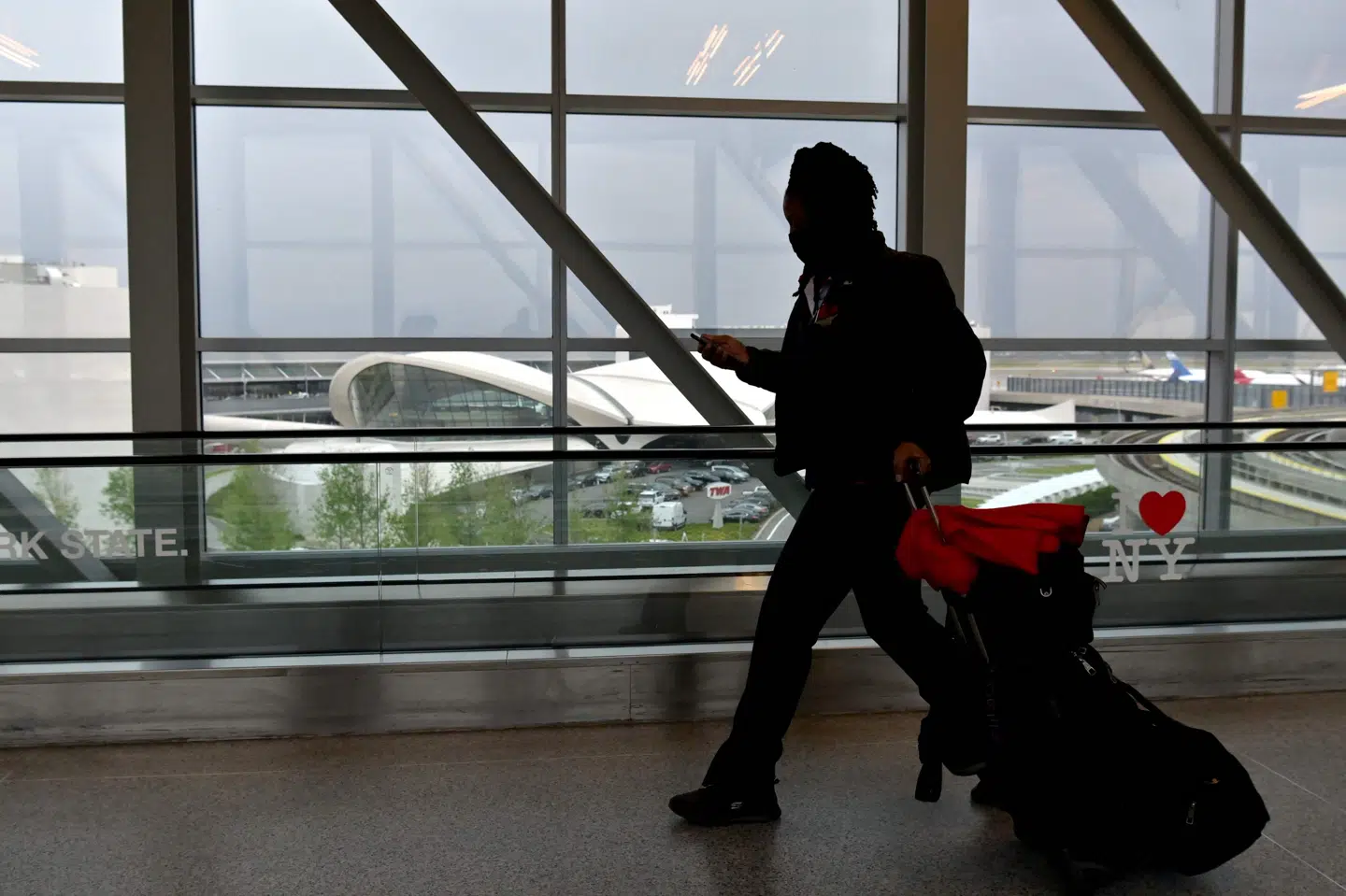En passager er på vej gennem JFK-lufthavnen i New York. Selv om USA nu lukker op for, at amerikanerne kan rejse til flere lande, kan der være indrejserestriktioner for amerikanere i mange lande - især for dem, der endnu ikke er færdigvaccinerede.
