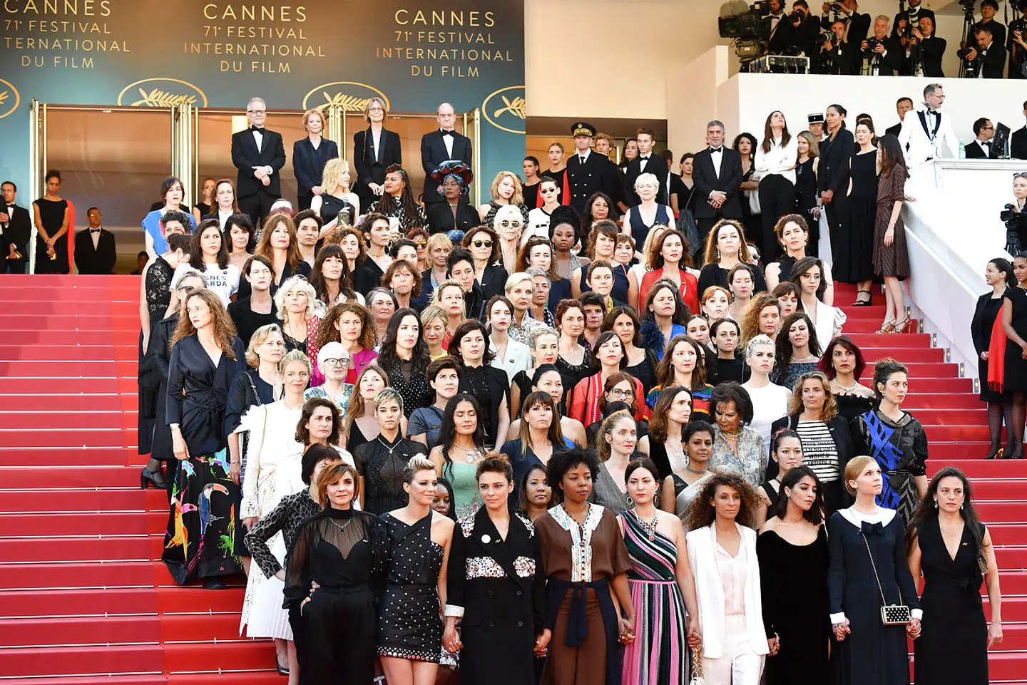 82 kvindelige film- instruktører, -skuespillere og -producerer protesterede i 2018 på den røde løber i Cannes mod den manglende repræsentation af kvinder på podiet i Cannes. Foto Alberto PIZZOLI