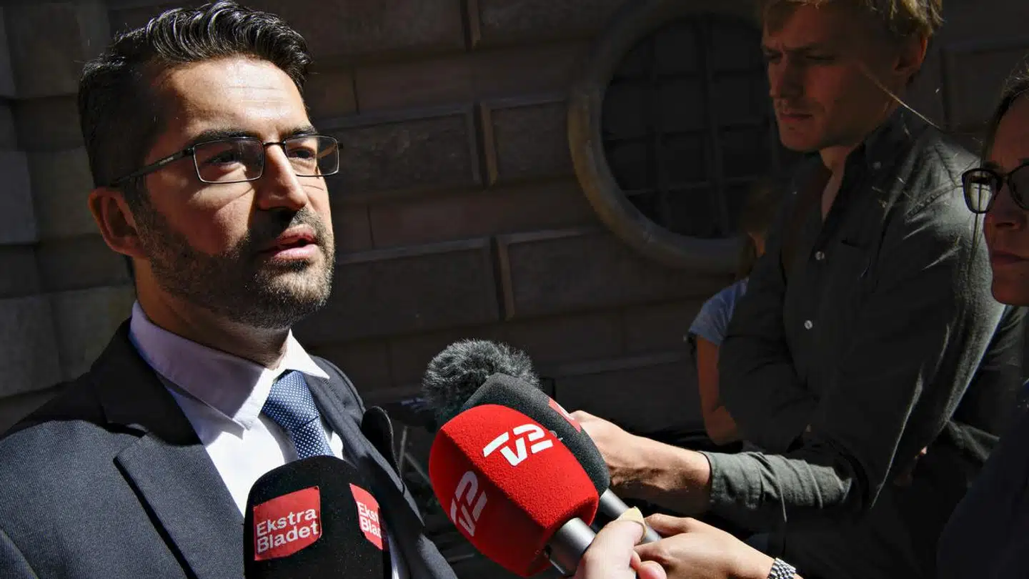 Advokat Erbil Kaya repræsenterer den terrordømte agent Ahmed Samsam, som har stævnet FE og PET for at få tjenesterne til at erkende, at Samsam var udsendt til Syrien som agent. En oplysning, som ifølge advokaten kan bruges til at få genoptaget den spanske terrorsag, som Ahmed Samsam afsoner på sjette år.