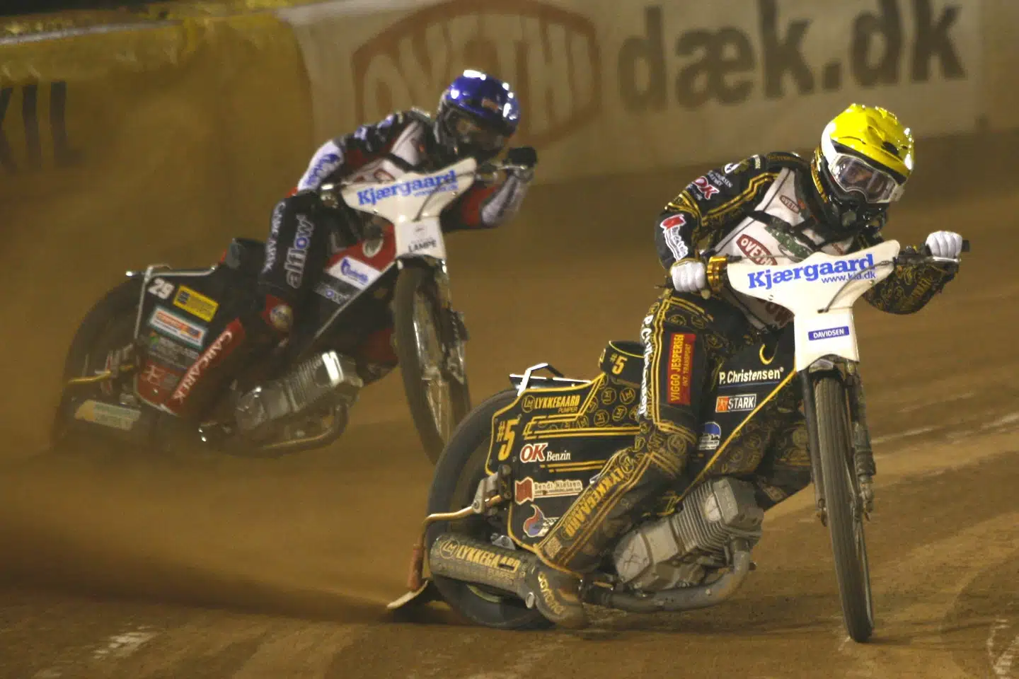 Anders Thomsen (gul hjelm) skal forsøge at genvinde DM i speedway onsdag. (Arkivfoto) Sportxpress/Ritzau Scanpix