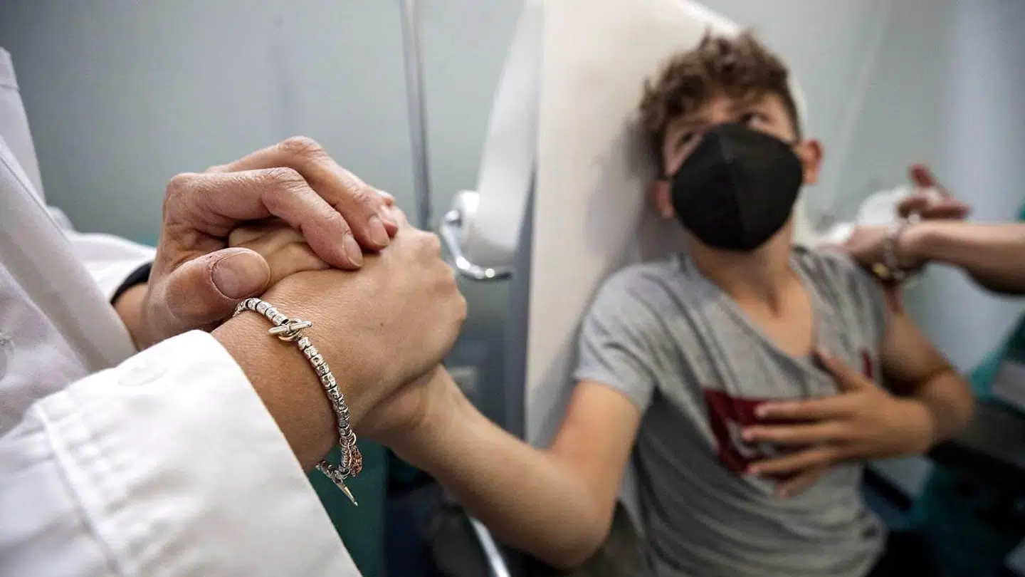 Italien er gået i gang med at vaccinere børn i alderen 12 til 15 år. På billedet modtager en dreng Pfizers covid-19-vaccine. EPA/MASSIMO PERCOSSI