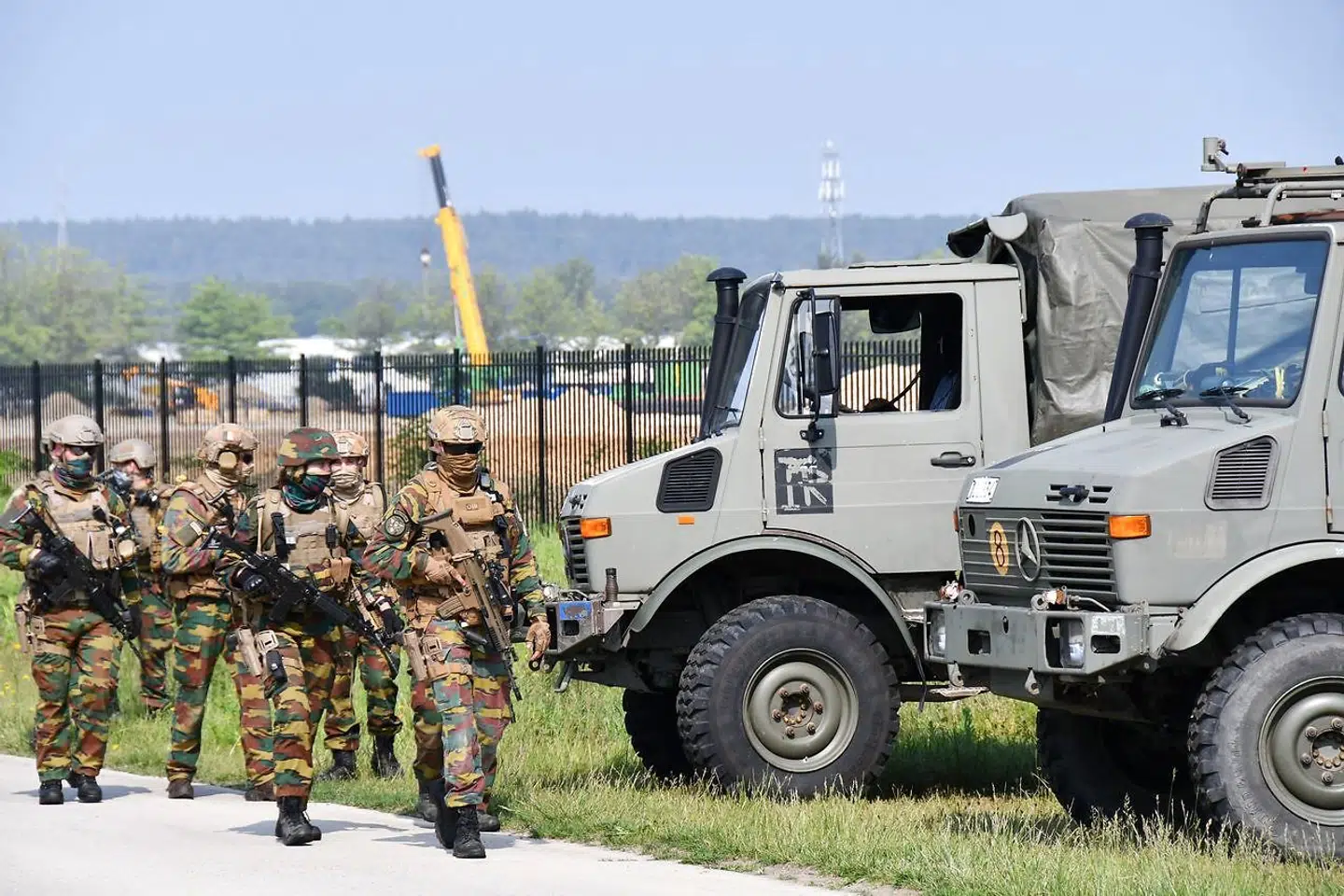 Hundreder af tungtbevæbnede militærfolk søger fortsat efter Conings over hele Belgien.