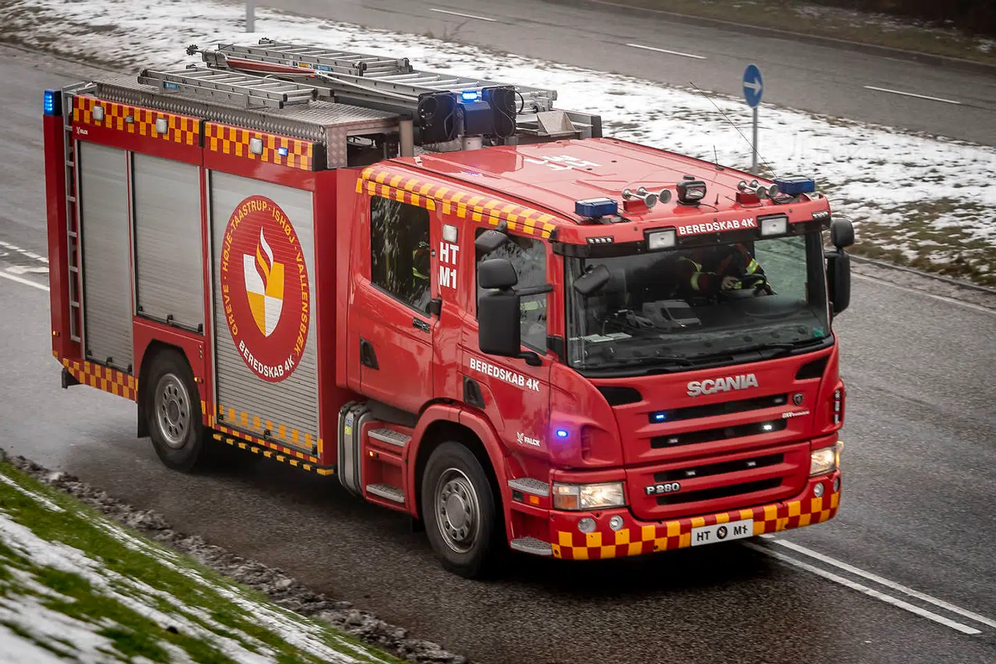 Brandbil under udrykning omkring Ishøj Centret, onsdag den 17. februar 2021.