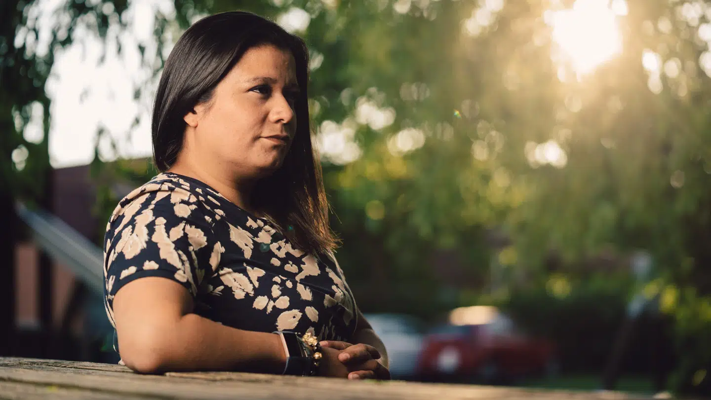 Andrea taler ikke spansk, og hendes mor taler ikke engelsk. Derfor er det svært at kommunikere. Andrea har dog lært en smule spansk efter mødet med sin biologiske mor. Foto: Kasper Løjtved/Byrd.