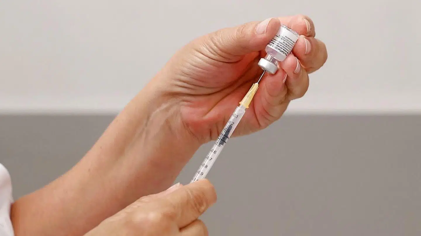 Vaccinerne giver en særdeles effektiv beskyttelse mod Covid-19. Det viser en redegørelse fra SSI, der skildrer hvor mange personer i Danmark der er blevet ramt af Covid-19 selvom de har fået første eller andet stik.
