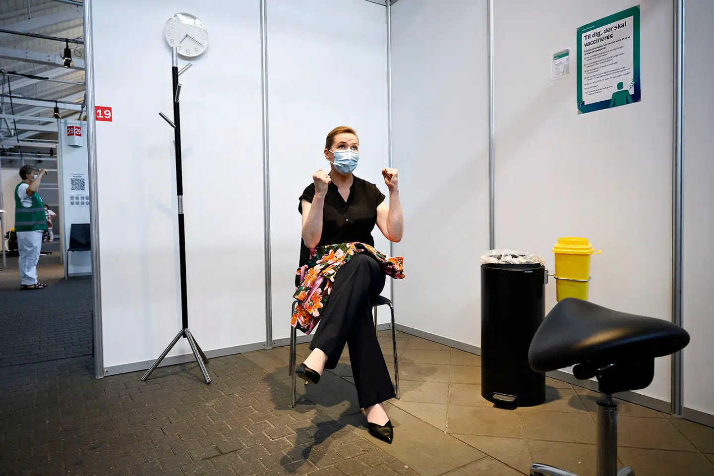 Statsminister Mette Frederiksen ganske kort inden hun modtog sit første stik med Pfizers vaccine. Hun kan glæde sig over, at SSIs redegørelse viser, at vaccinerne fungerer ganske effektivt