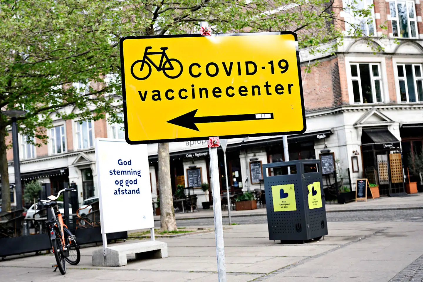 Skilt viser vej ind til Region Hovedstadens covid-19 vaccinecenter i Øksnehallen i København, fredag den 4. juni 2021.. (Foto: Philip Davali/Ritzau Scanpix)