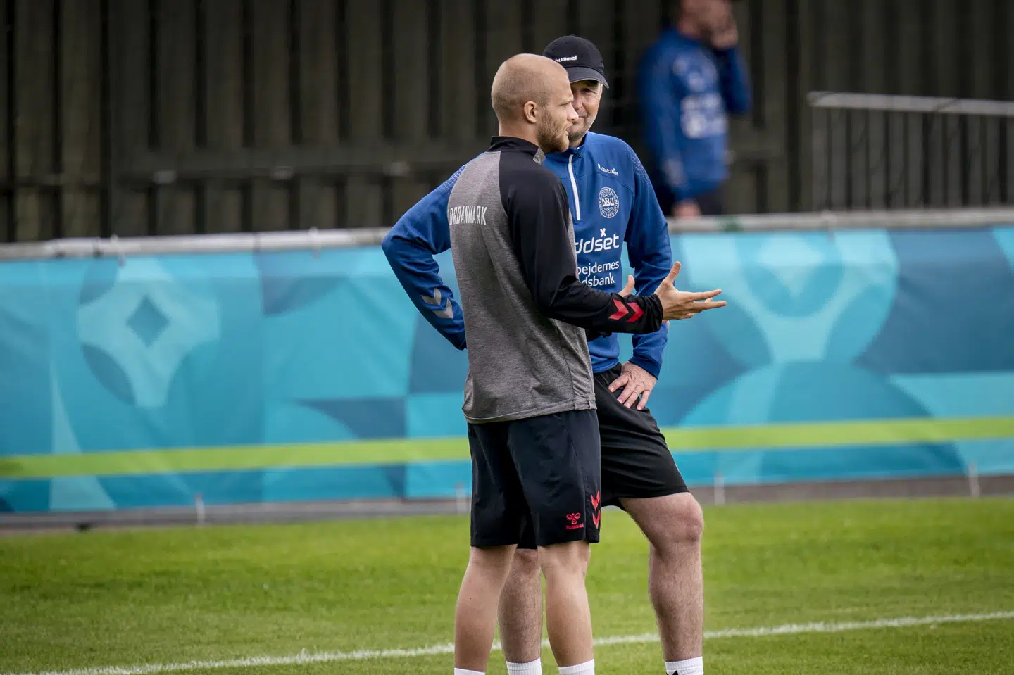 Nicolai Boilesen får sig her en snak med landstræner Kasper Hjulmand under mandagens træning, som venstrebacken ikke deltog i. Liselotte Sabroe/Ritzau Scanpix