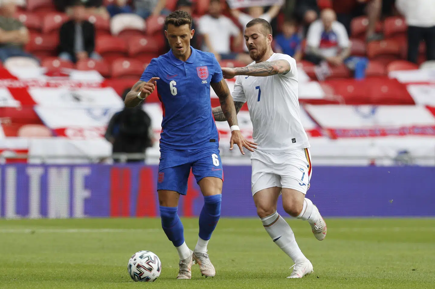 Ben White (til venstre) fik i sidste uge landsholdsdebut og skal nu til EM. Darren Staples/Ritzau Scanpix