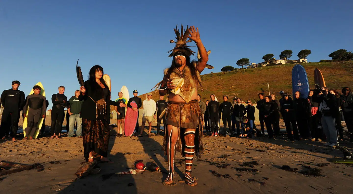 ARKIVFOTO. Mati Waiya og Luhui Isha, der tilhører det oldgamle Chumash-folk, udfører en indvielsesceremoni af stranden Malibu Surfrider Beach, der bliver gjort til et surfing reservat.