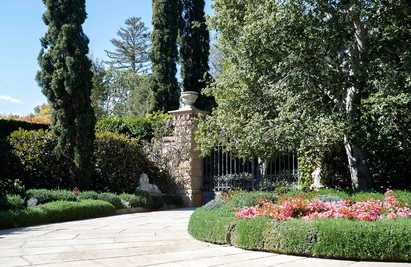Her ses porten ind til prins Harry og Meghan Markles 90 millioner dyre hjem i det luksuriøse og private Montecito-område i byen Santa Barbara i Californien.
