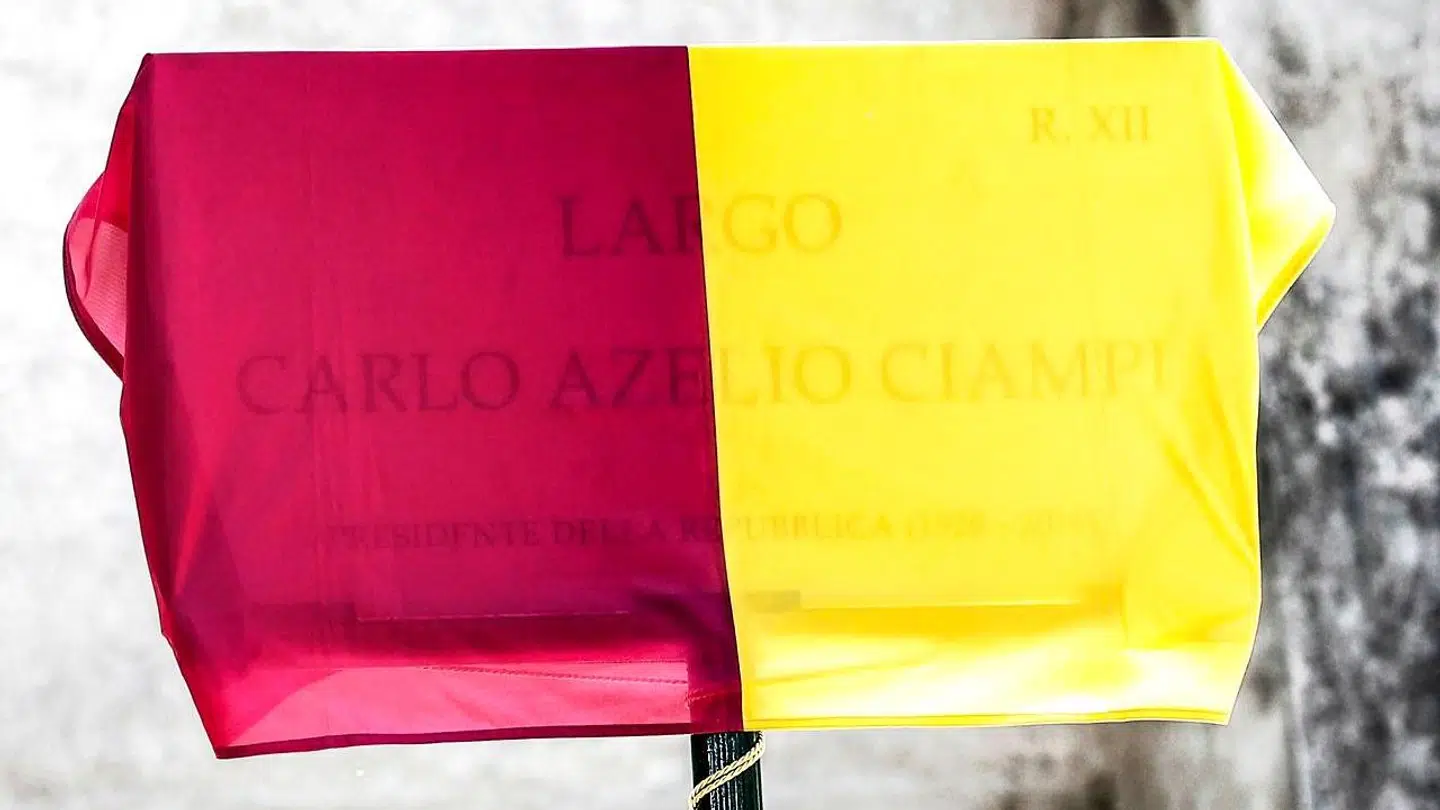 En grim stavefejl på et vejskilt ødelagde tirsdag en højtidelig ceremoni i Rom.