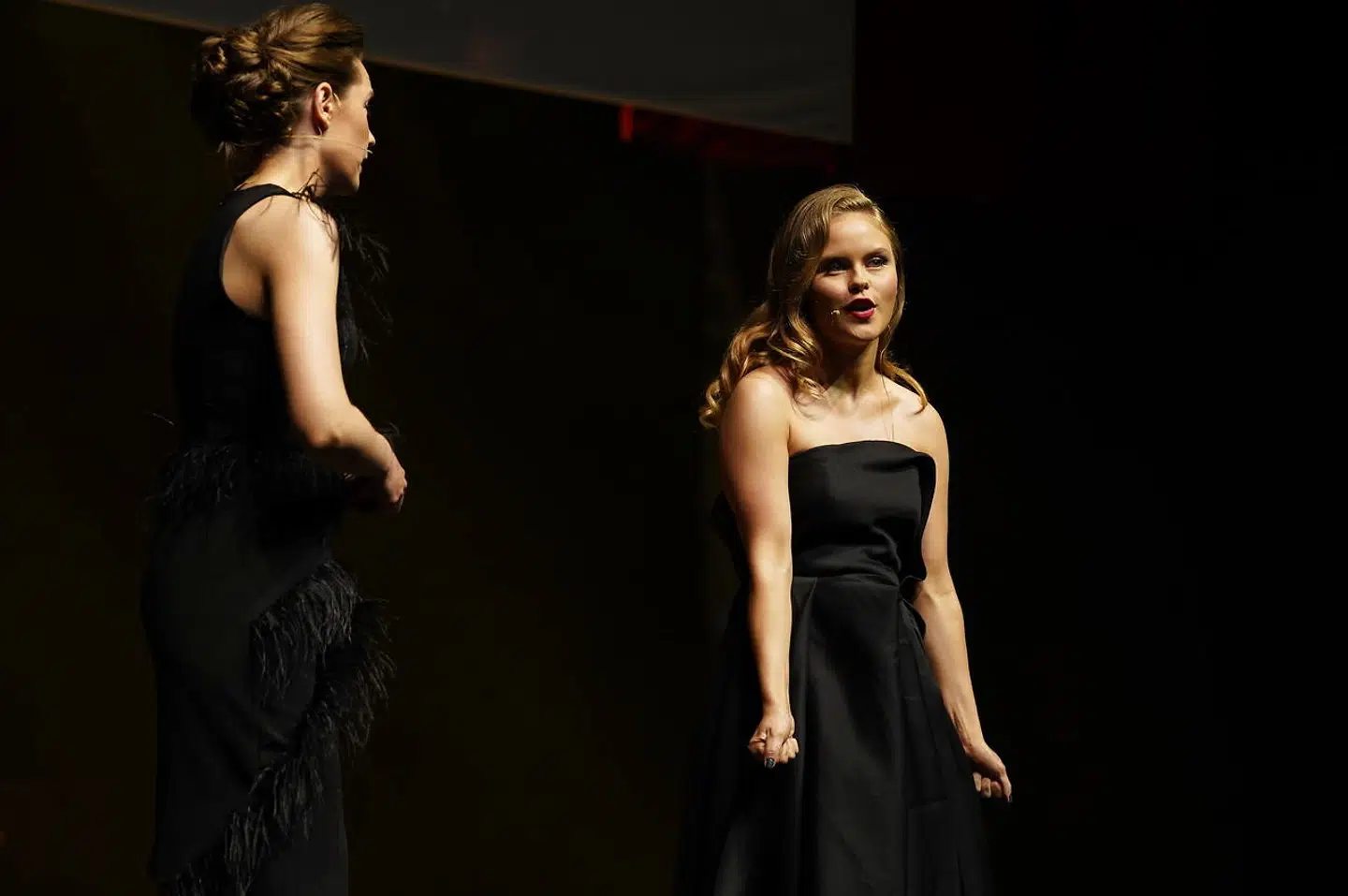 Andrea Heick Gadeberg måtte holde armene tæt til kroppen for at holde kjolen oppe.