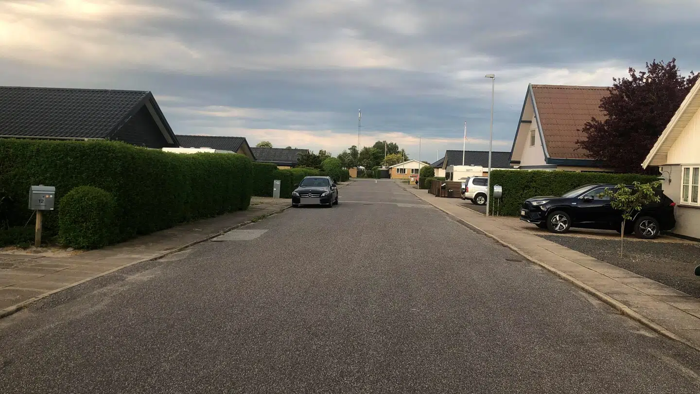 Der var ingen trængsel på vejen eller andre biler, da Oscar fik en parkeringsbøde foran sin indkørsel.
