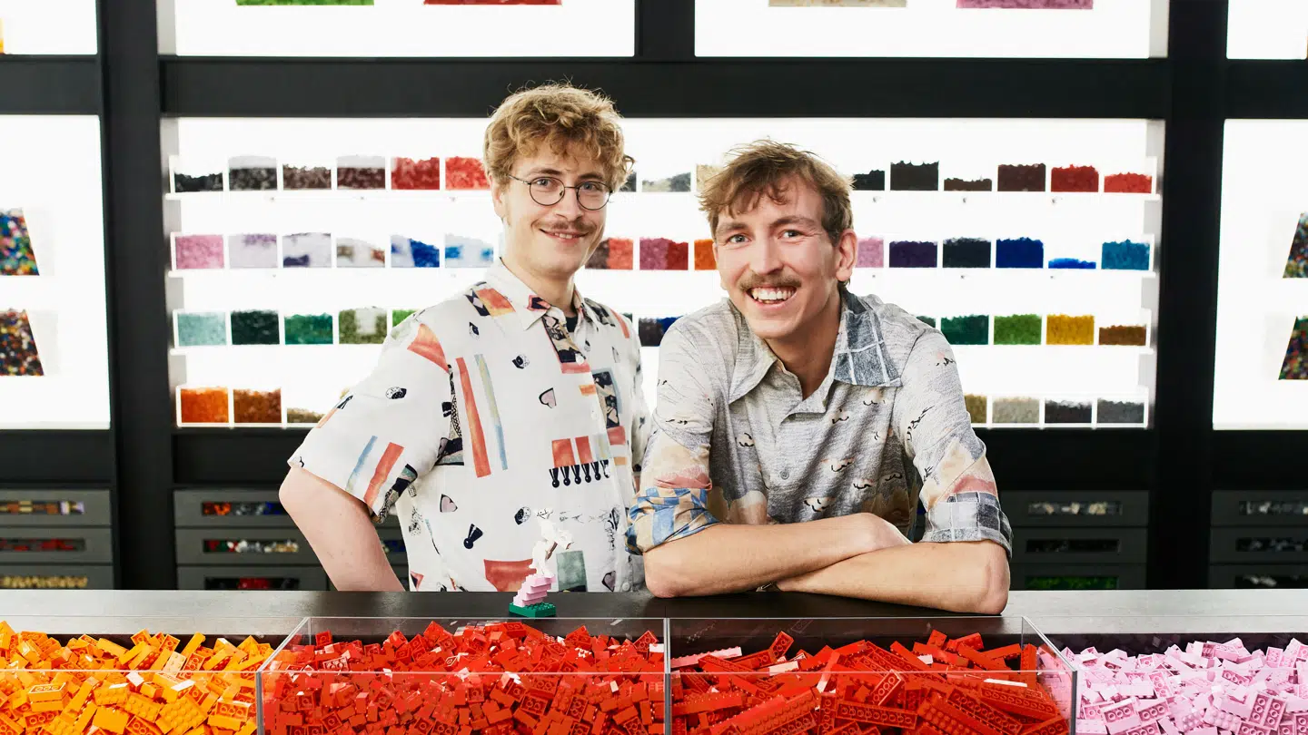 Her står 'Lego Masters'-vinderne Frederik Randbøll Jørgensen og Magnus Klint Sørensen i klodskammeret.