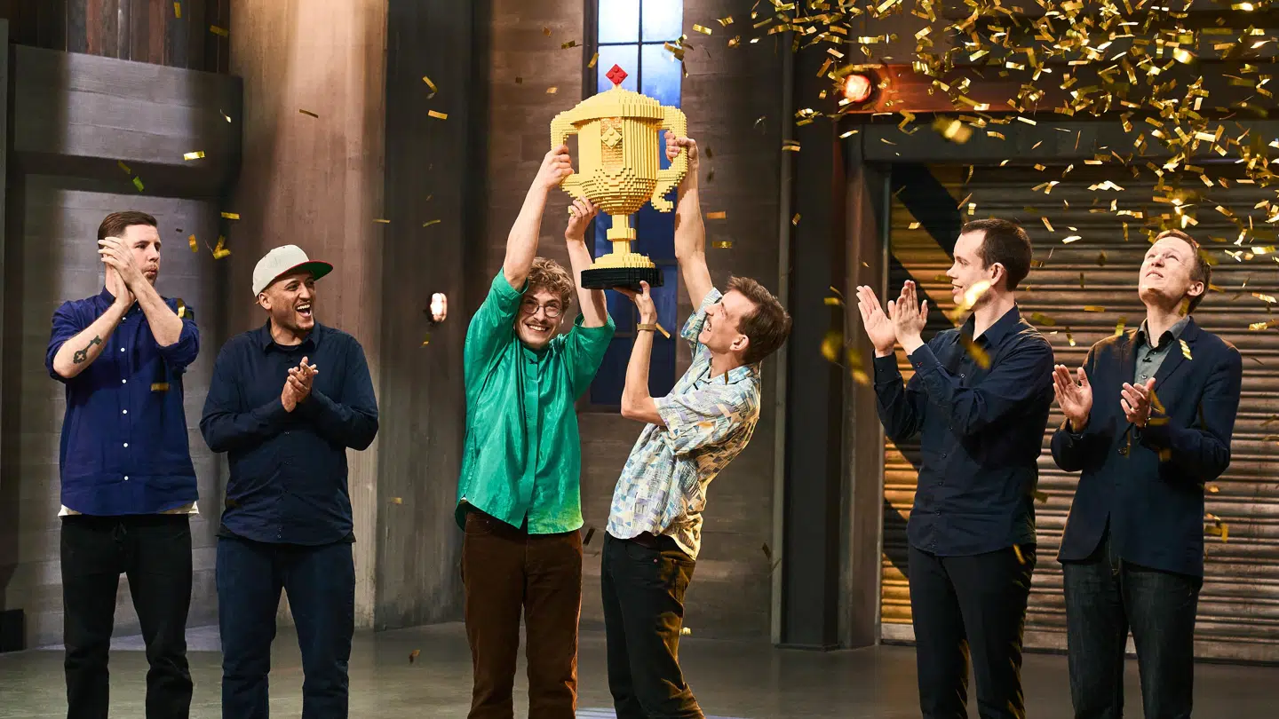 Frederik & Magnus vandt 'LEGO Masters' foran Jonas & Marvin og Esben & Lasse. Bag dem ses gangen ud af studiet.