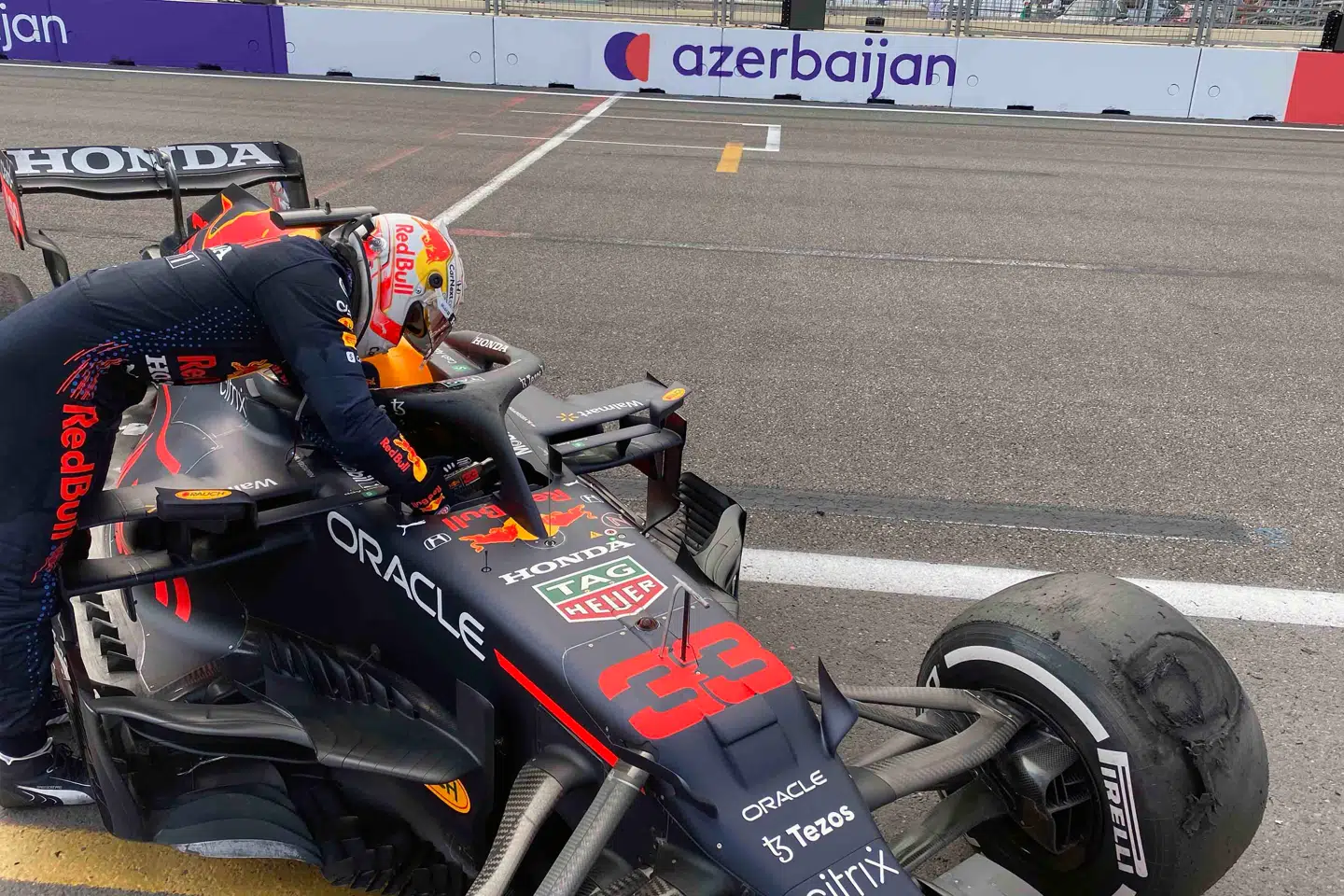 Max Verstappen var på vej mod en sikker sejr i Baku, da hans bagdæk kollapsede med tæt på 300 km/t.