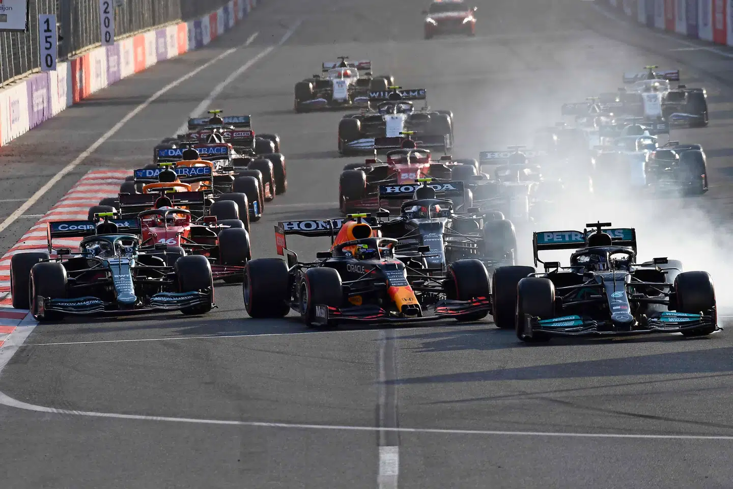 Lewis Hamilton måtte en tur af banen efter en fejl i første sving efter omstarten i Baku.
