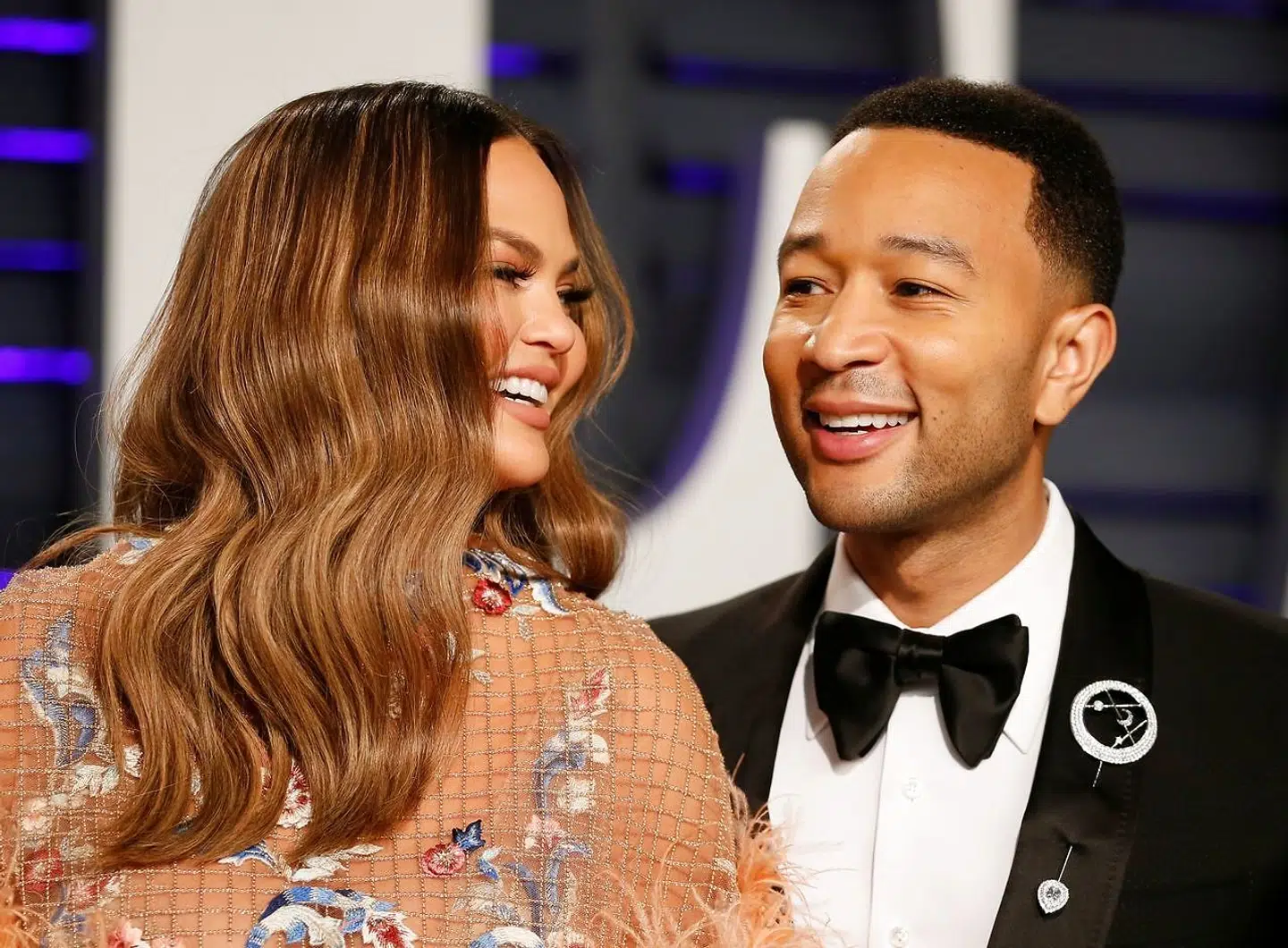 Ægteparret John Legend og Chrissy Teigen på den røde løber før den sidste graviditet og aborten. Foto REUTERS/Danny Moloshok